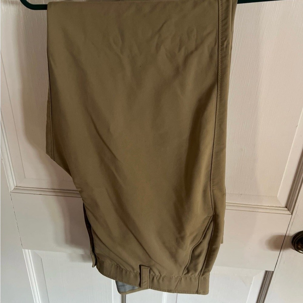Men’s Under Armour khaki pants